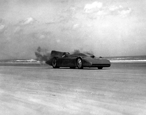 Blue Bird racing across the beach in 1935, trailing a cloud of dust
